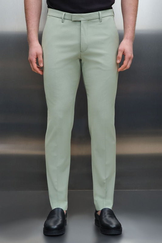 Drykorn Piet pantalon lichtgroen, gedragen vooraanzicht