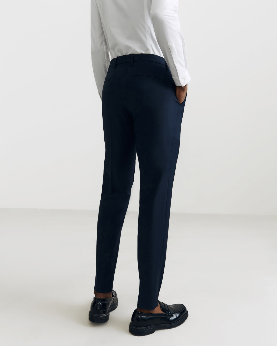 Drykorn Piet pantalon navy, gedragen achteraanzicht