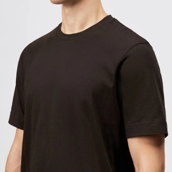 Drykorn Raphael T-shirt bruin, detail ronde hals