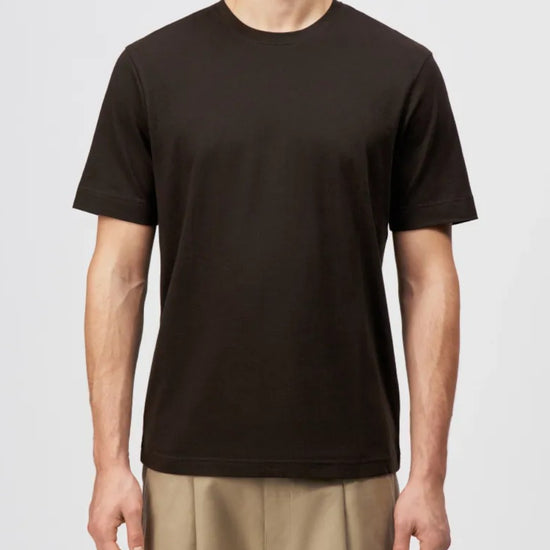 Drykorn Raphael T-shirt bruin, gedragen vooraanzicht