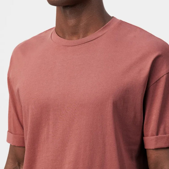 Drykorn Thilo T-shirt burnt coral, detail ronde hals