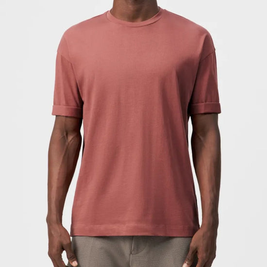 Drykorn Thilo T-shirt burnt coral, gedragen vooraanzicht