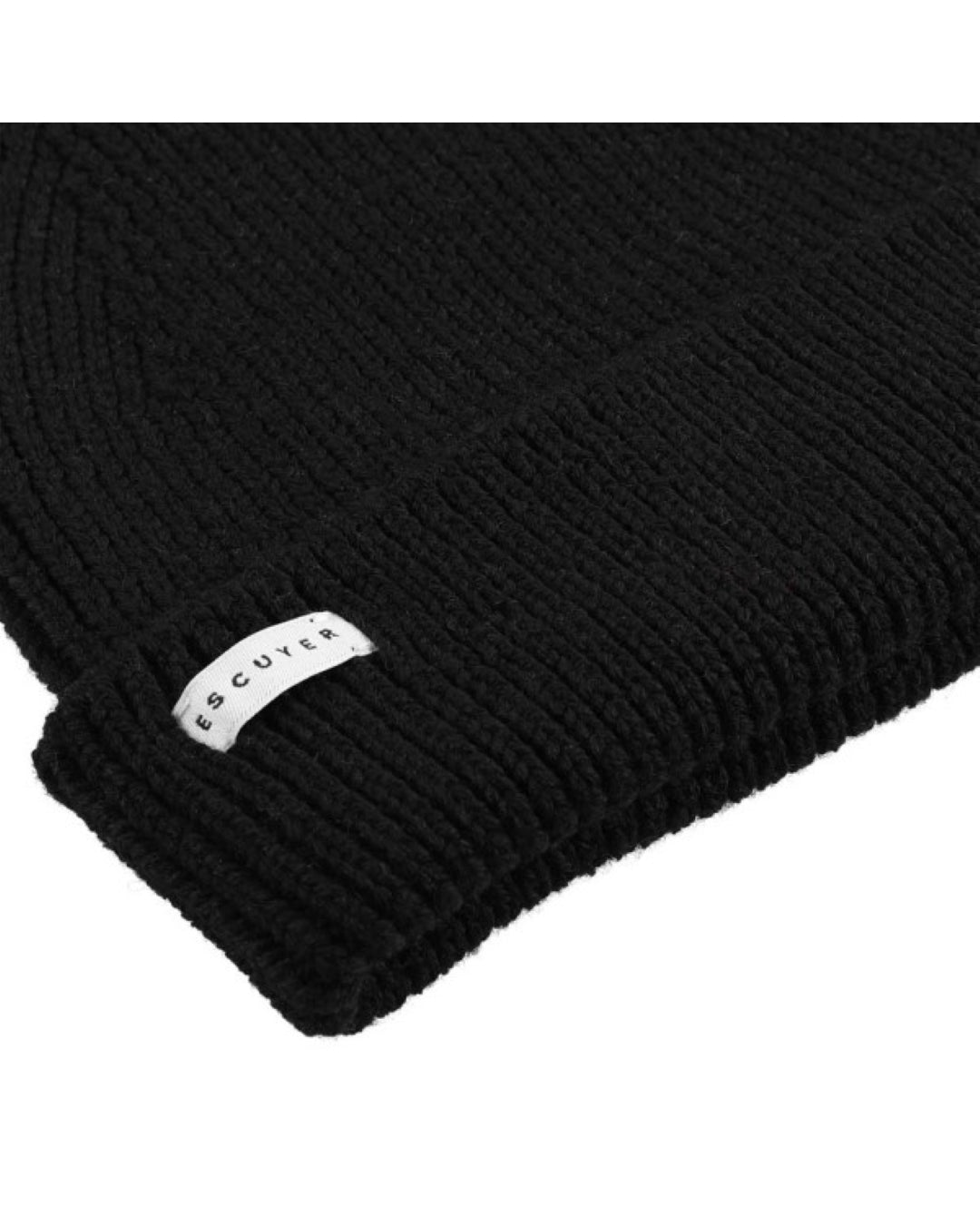 Escuyer Ribbed Merino Beanie muts in zwart – detail van ribbreisel en merklabel