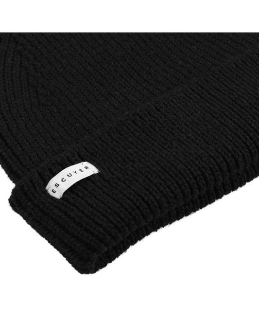 Escuyer Ribbed Merino Beanie muts in zwart – detail van ribbreisel en merklabel