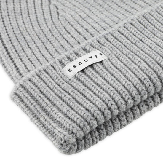 Escuyer Ribbed Merino Beanie muts in grijs – detail van ribbreisel en merklabel