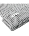 Escuyer Ribbed Merino Beanie muts in grijs – detail van ribbreisel en merklabel