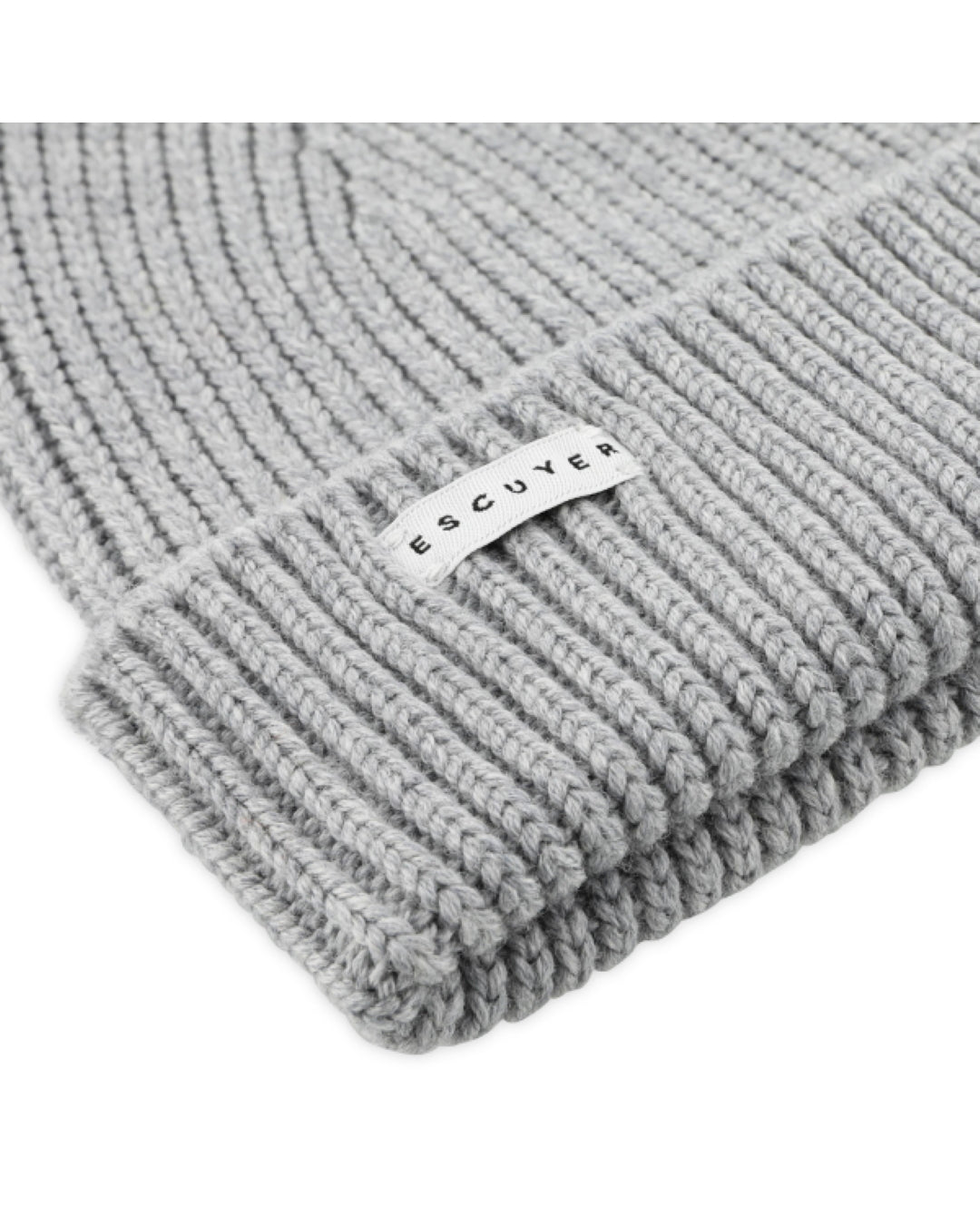 Escuyer Ribbed Merino Beanie muts in grijs – detail van ribbreisel en merklabel