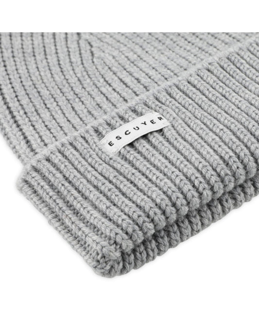 Escuyer Ribbed Merino Beanie muts in grijs – detail van ribbreisel en merklabel