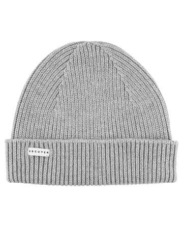 Escuyer Ribbed Merino Beanie muts in grijs – vooraanzicht met omgeslagen boord