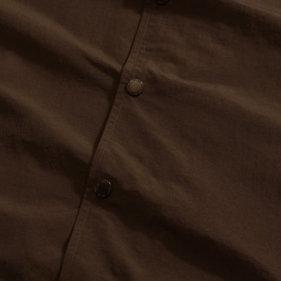 NN.07 Fenton Dusky Port gedragen als lichte waterafstotende overgangsjas