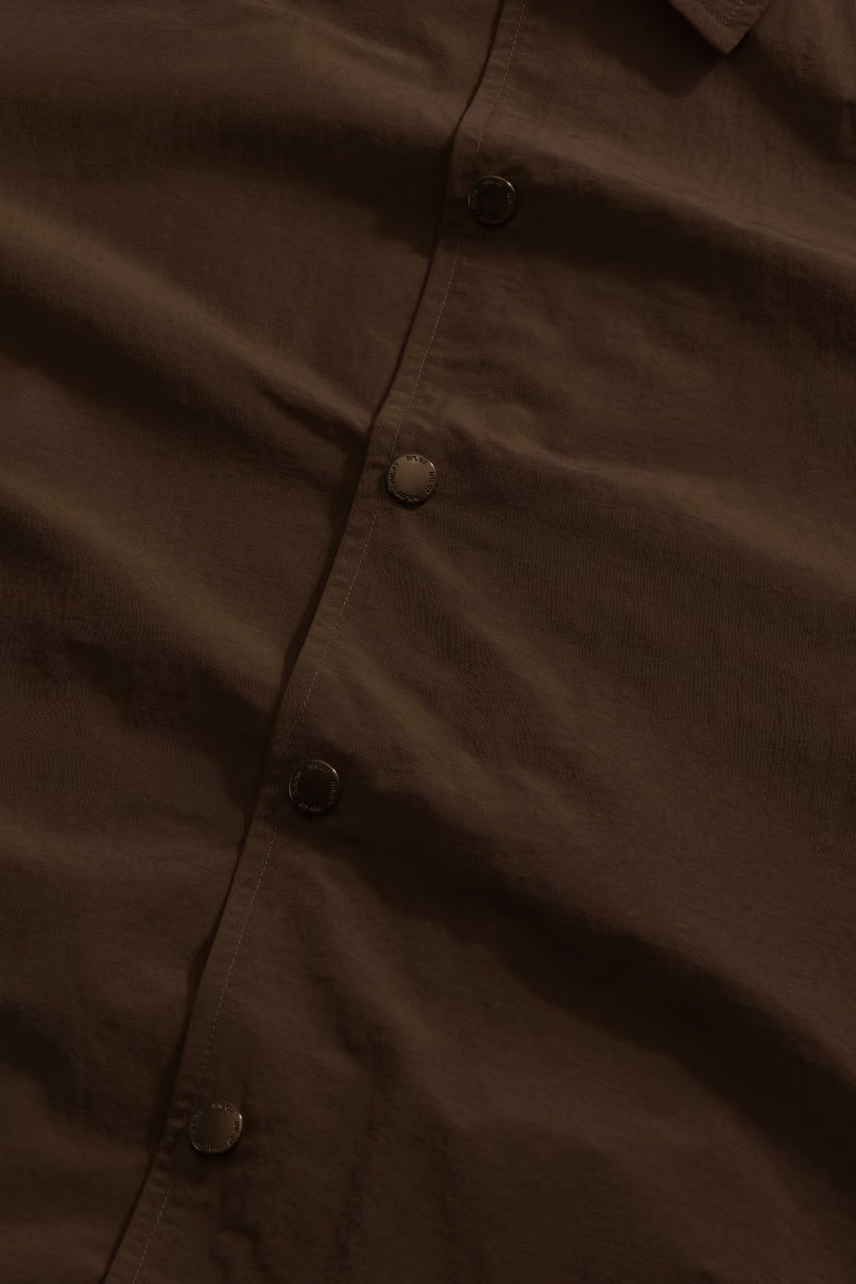 NN.07 Fenton Dusky Port gedragen als lichte waterafstotende overgangsjas