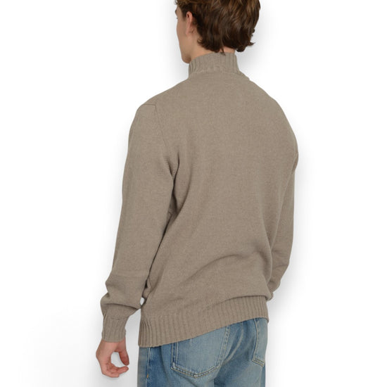 Galleria Roma Merino Cashmere Quarter Zip Pullover Beige gedragen door Alexander — achteraanzicht