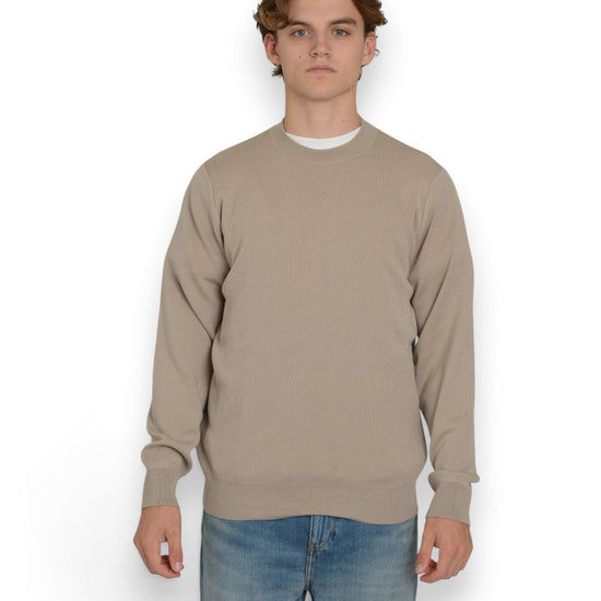 Galleria Roma Merino Punto Felpa Roundneck Pullover Greige gedragen door Alexander — vooraanzicht
