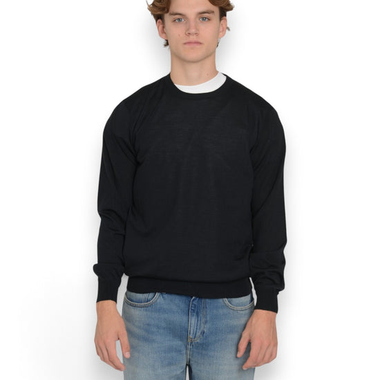 Galleria Roma Royal Merino Roundneck Pullover Verde Scuro gedragen door Alexander — vooraanzicht