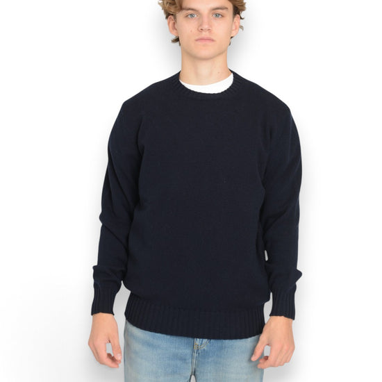 Galleria Roma Wool Cashmere Roundneck Pullover Ultramare Melange gedragen door Alexander — vooraanzicht