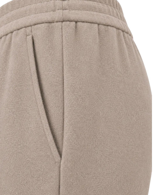 Genti Alex broek Soft Taupe – detail van de elastische tailleband, steekzak en stof | Checkpoint Mol