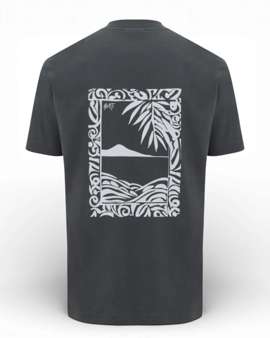 Genti antraciet T-shirt met omlijnde landschapsprint, productfoto achteraanzicht met rugprint