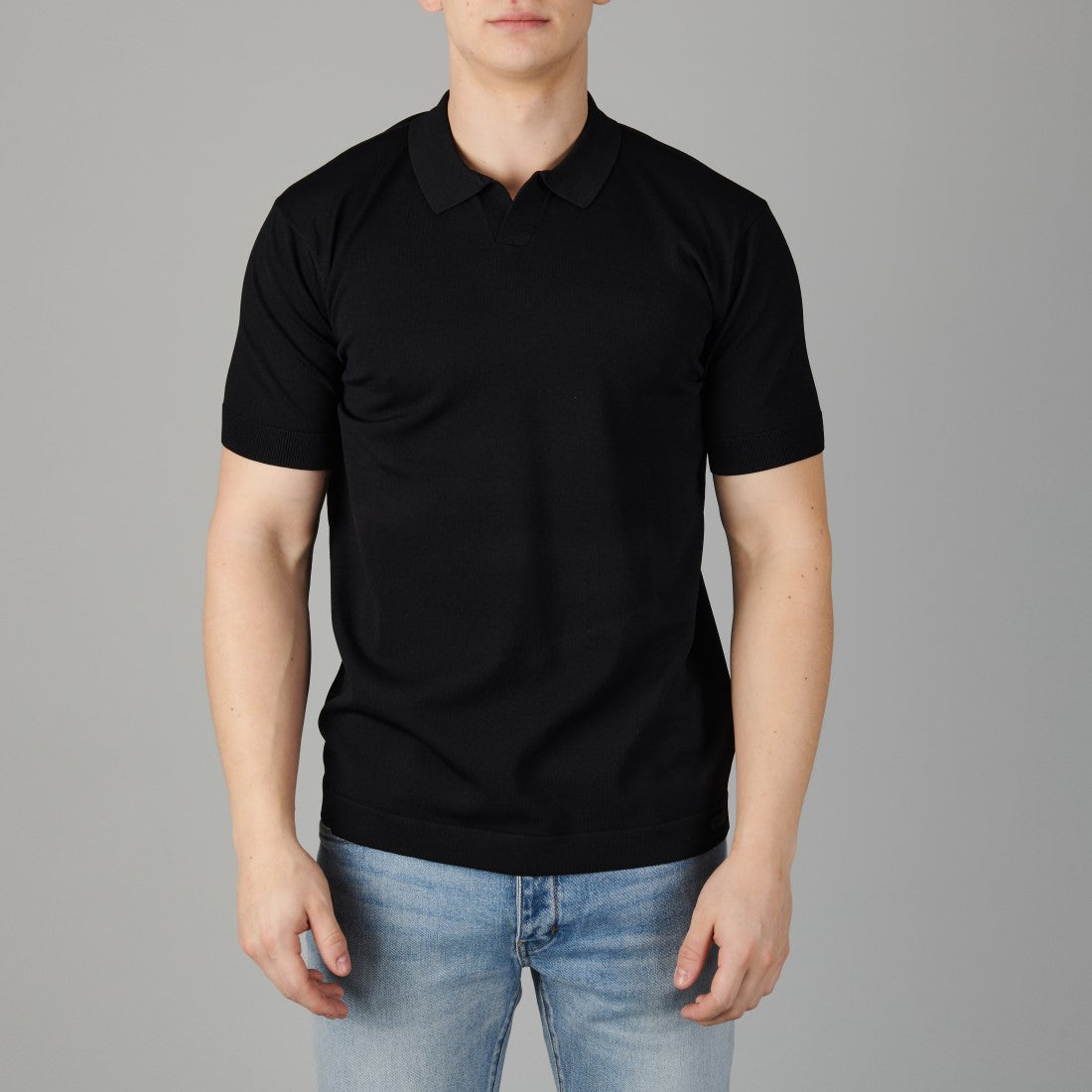 Genti zwarte Cooldry polo met open V-hals, gedragen vooraanzicht
