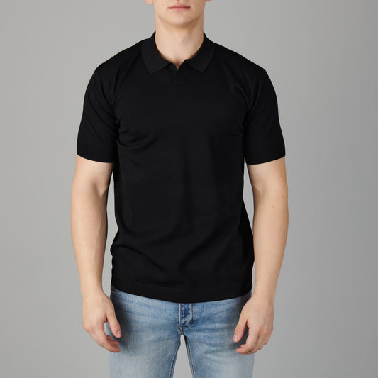 Genti zwarte Cooldry polo met open V-hals, gedragen vooraanzicht