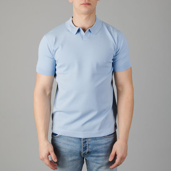 Genti lichtblauwe Cooldry polo met open V-hals, gedragen vooraanzicht