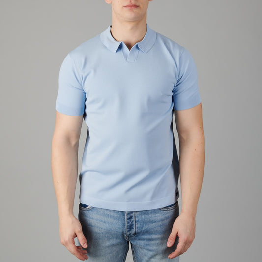 Genti lichtblauwe Cooldry polo met open V-hals, gedragen vooraanzicht