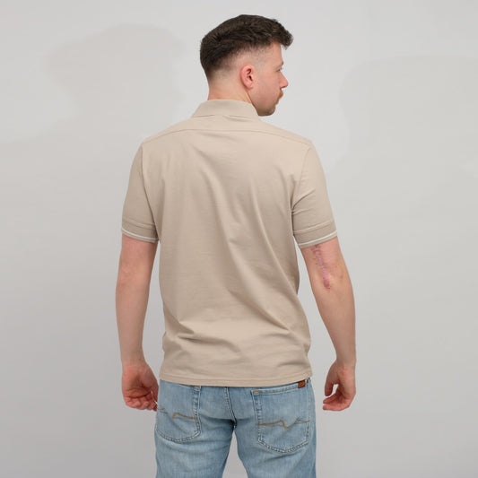 Genti lichtbruine jersey polo, gedragen achteraanzicht