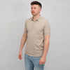 Genti lichtbruine jersey polo, gedragen driekwart-vooraanzicht