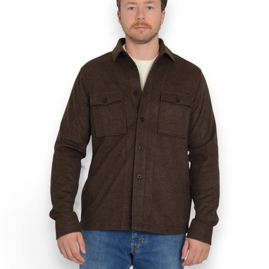 Genti donkerbruin Midtown overshirt, gedragen vooraanzicht deels gesloten