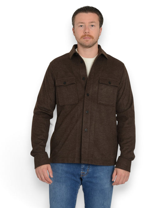 Genti donkerbruin Midtown overshirt, gedragen vooraanzicht deels gesloten