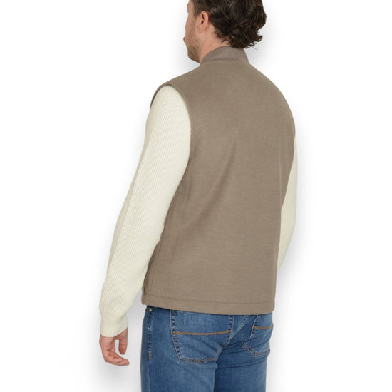 Genti middelbruine Zach bodywarmer, gedragen driekwart-achteraanzicht