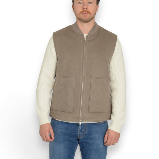 Genti middelbruine Zach bodywarmer, gedragen vooraanzicht gesloten