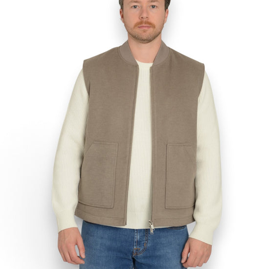 Genti middelbruine Zach bodywarmer, gedragen vooraanzicht open