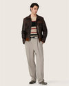 Achterkant van Golden Goose Journey broek met twee zilverkleurige metalen sterren – Checkpoint Mol