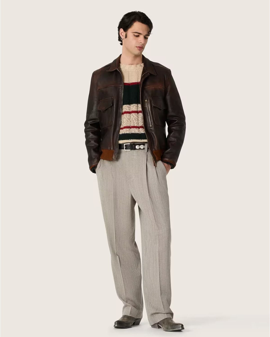 Achterkant van Golden Goose Journey broek met twee zilverkleurige metalen sterren – Checkpoint Mol