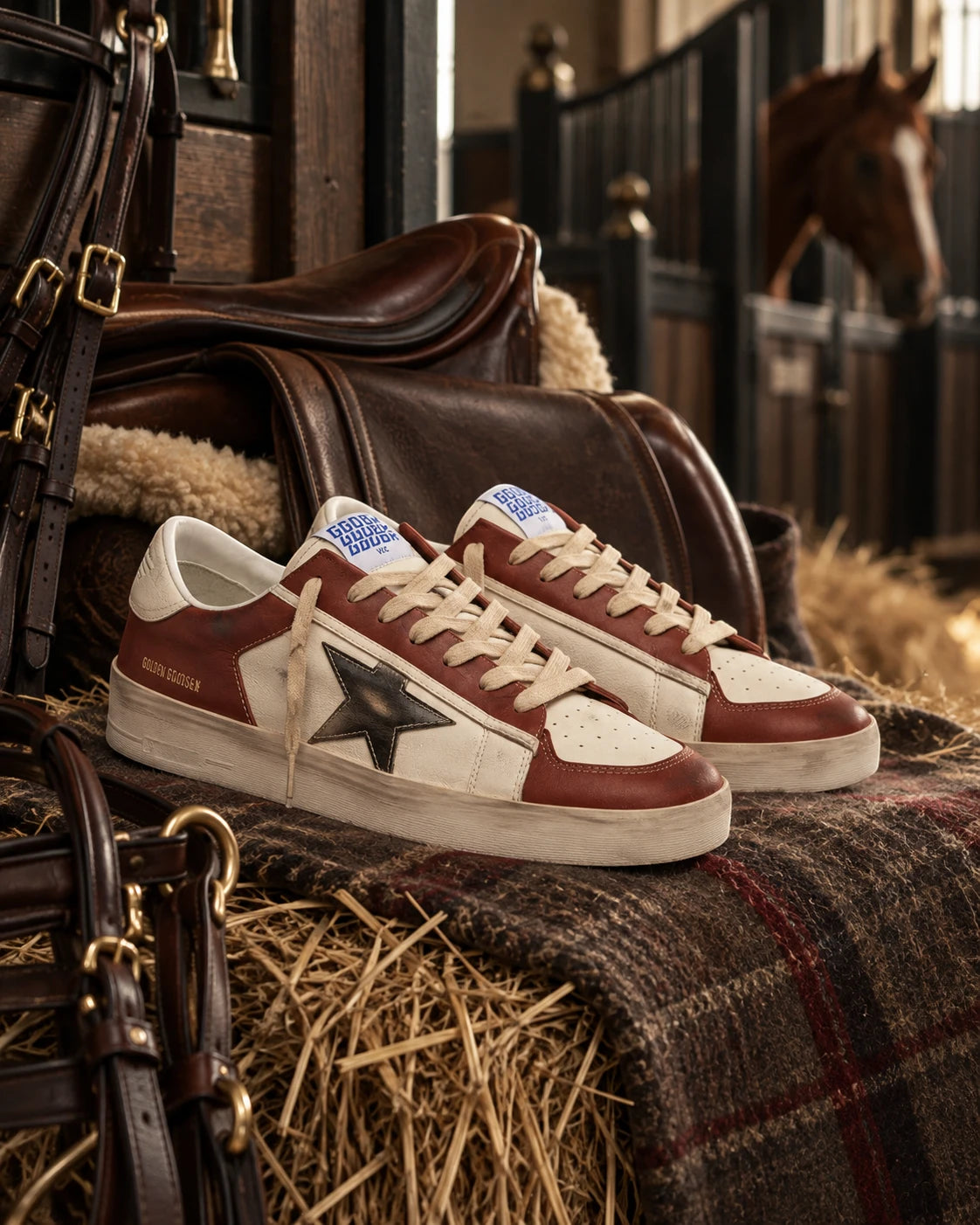 Golden Goose Stardan sneakers in wit, bordeaux en beige op een hooibaal in de stallen van Begijnhoeve.
