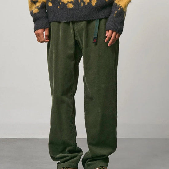 Gramicci Corduroy Pant broek Toned Olive – gedragen op model
