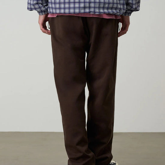 Gramicci Pant Brown Pigment gedragen