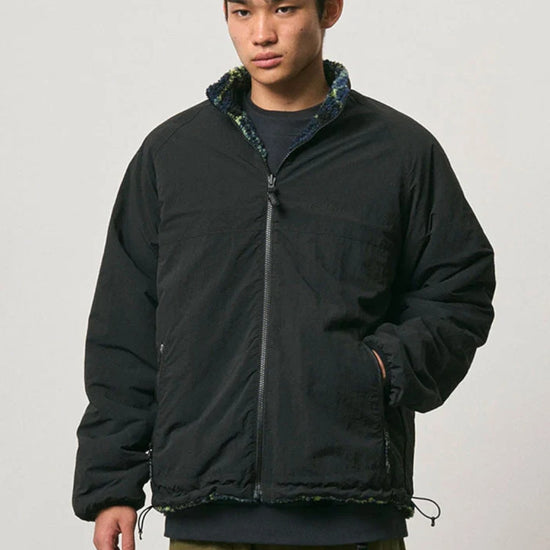 Gramicci Reversible Sherpa Plaid jas Black – gedragen op model