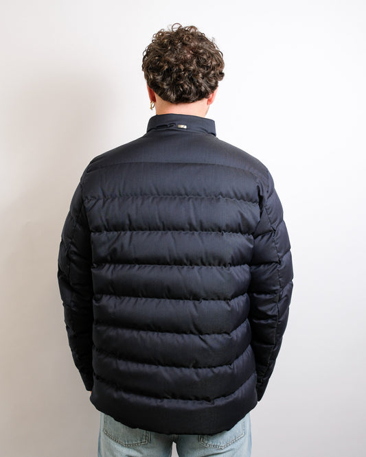Herno Polished Smooth Wool blauwe bomberjas, gedragen, van achteren