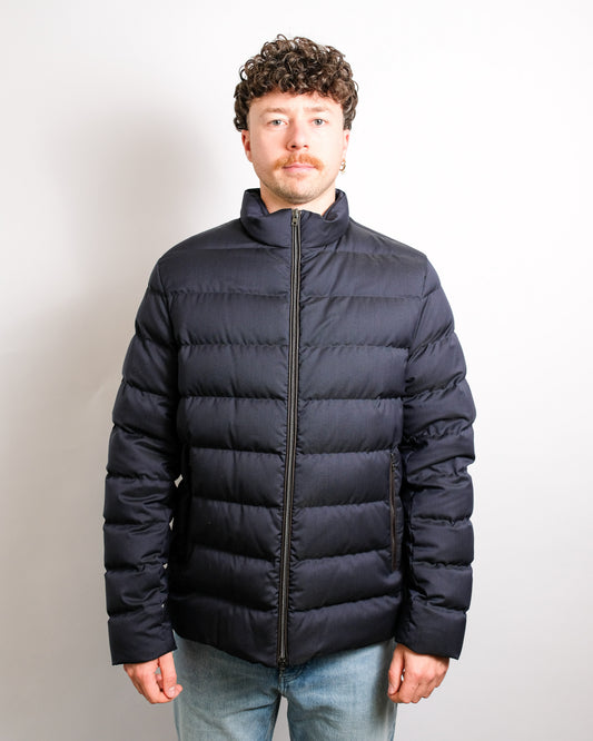 Herno Polished Smooth Wool blauwe bomberjas, gedragen, van voren