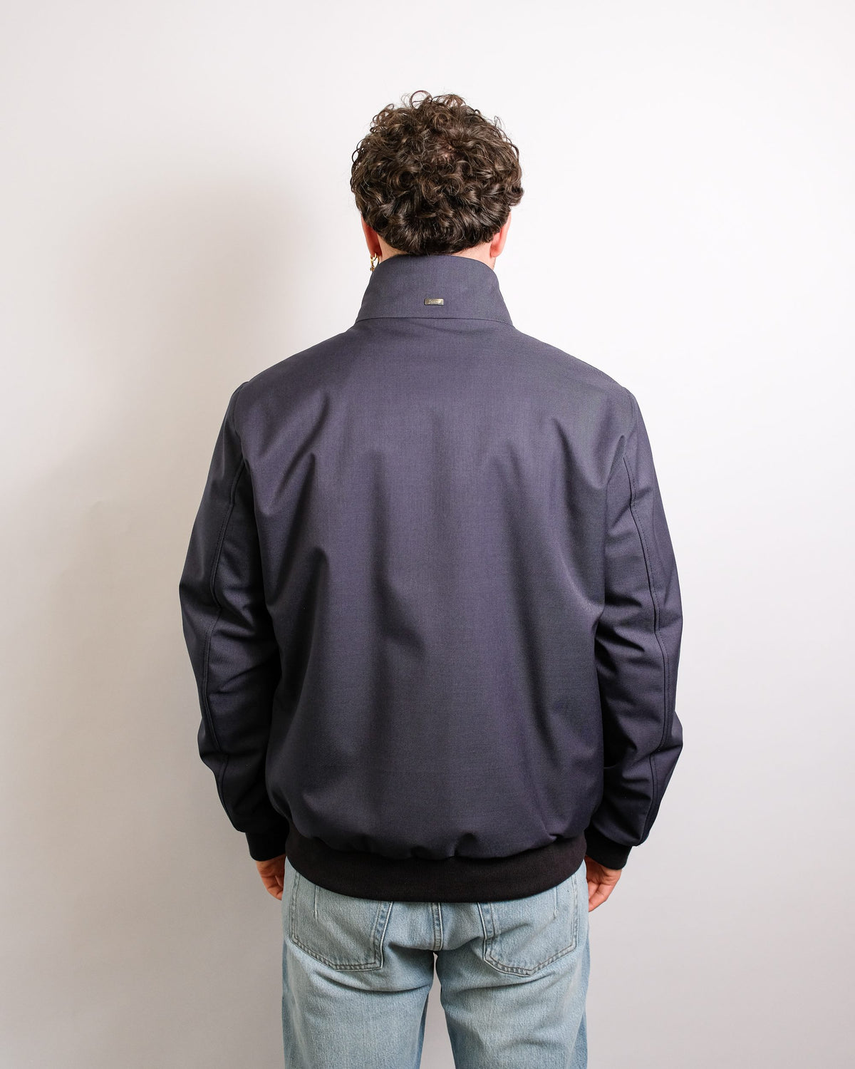 Herno Woolen Melange Twill donkerblauwe bomberjas, gedragen, van achteren