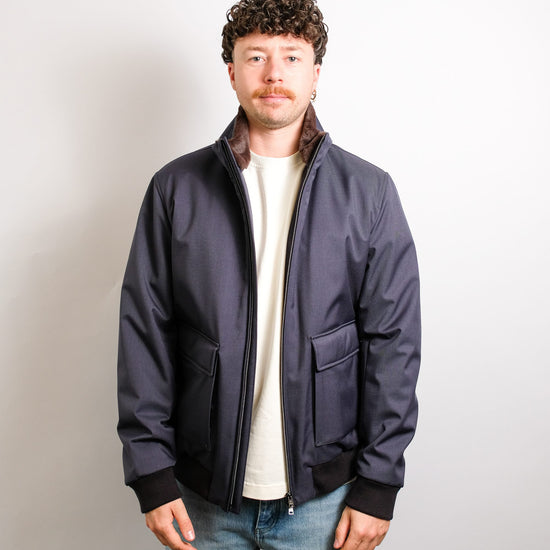 Herno Woolen Melange Twill donkerblauwe bomberjas, gedragen, van voren