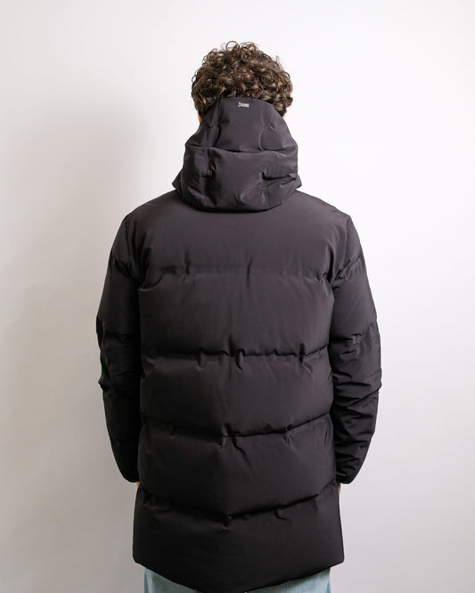 Herno New Impact lange zwarte jas met capuchon, gedragen, van achteren