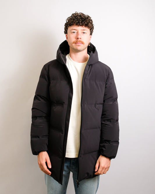 Herno New Impact lange zwarte jas met capuchon, gedragen, van voren met open rits
