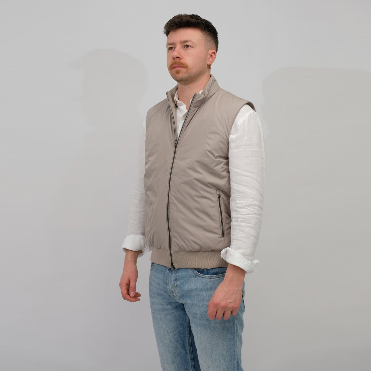 Herno Smanicato taupekleurige bodywarmer, gedragen, schuin van voren