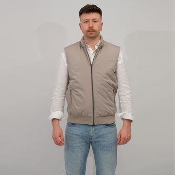 Herno Smanicato taupekleurige bodywarmer, gedragen, van voren