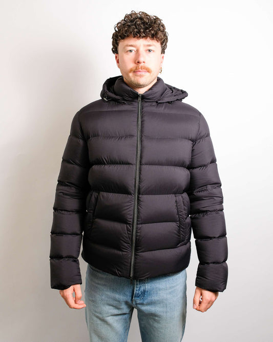 Herno Woven Puffer zwarte jas met capuchon, gedragen, van voren met gesloten rits