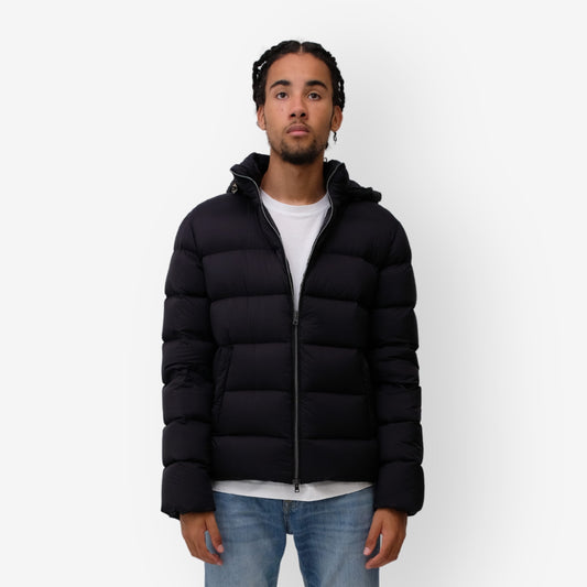 Herno Woven Puffer zwarte jas met capuchon, gedragen, van voren met open rits