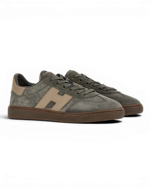 Zijaanzicht van de Hogan Cool sneaker in Grey Brown met gekartelde H aan de zijkant