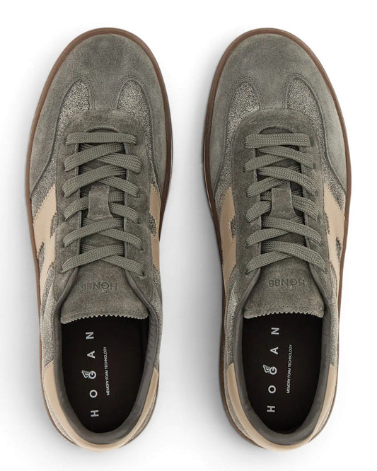 Detail van de rubberen zool met monogramverwijzing op de Hogan Cool Sneakers Grey Brown